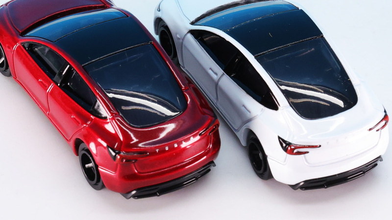 ホワイトカラーの精悍さ、レッドカラーの深みが楽しい