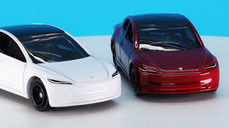 フロントのボンネットの左右に走るキャラクターラインもきちっと再現されています