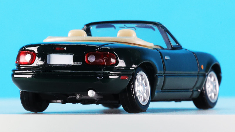 フロントガラスのサンバイザーもモールドされています