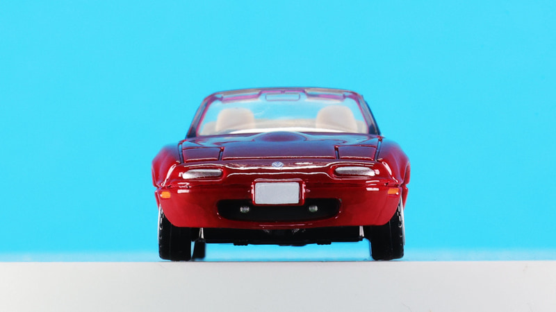 ボンネット上のふくらみも再現しています