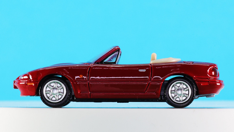 ルーフがないことで伸びやかなサイドシルエットが浮かび上がります！