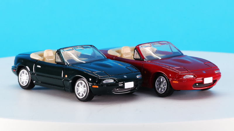 車両両サイドの三角窓もシャープに再現されています