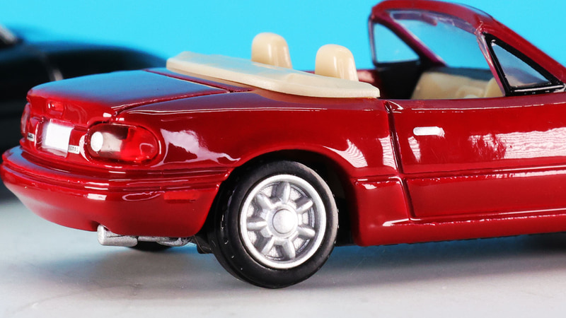 フロントのユーノスエンブレムをプリントで再現