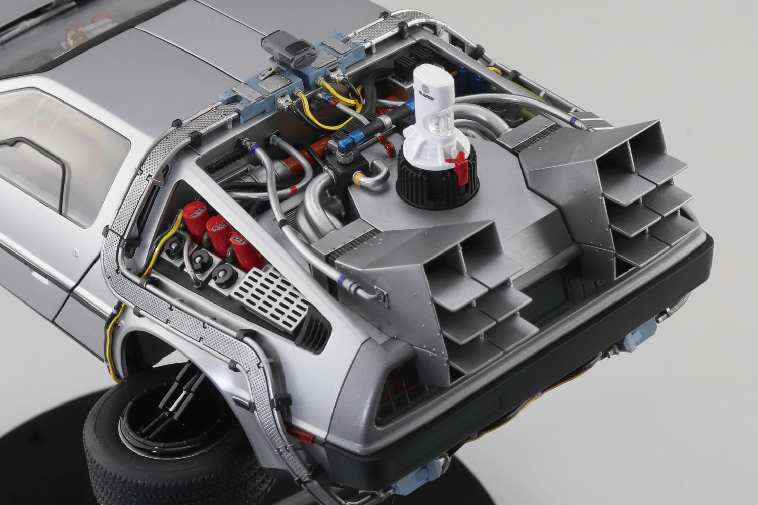 本キットの後部には家庭用原子炉「ミスター・フュージョン」が再現されています。