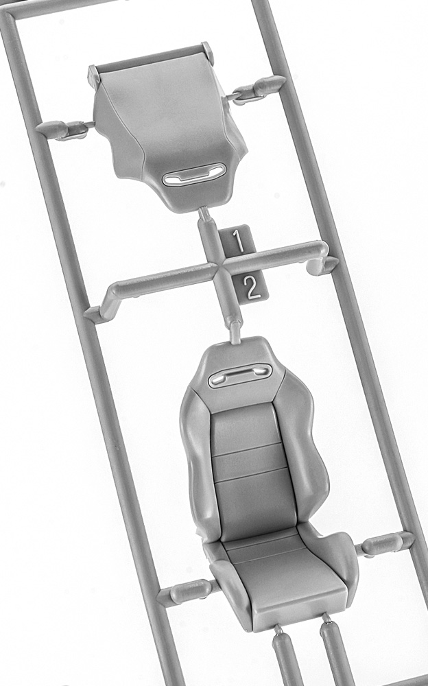 新規造形されたレカロ製シート。前後分割で厚みのある造形となっているようです。