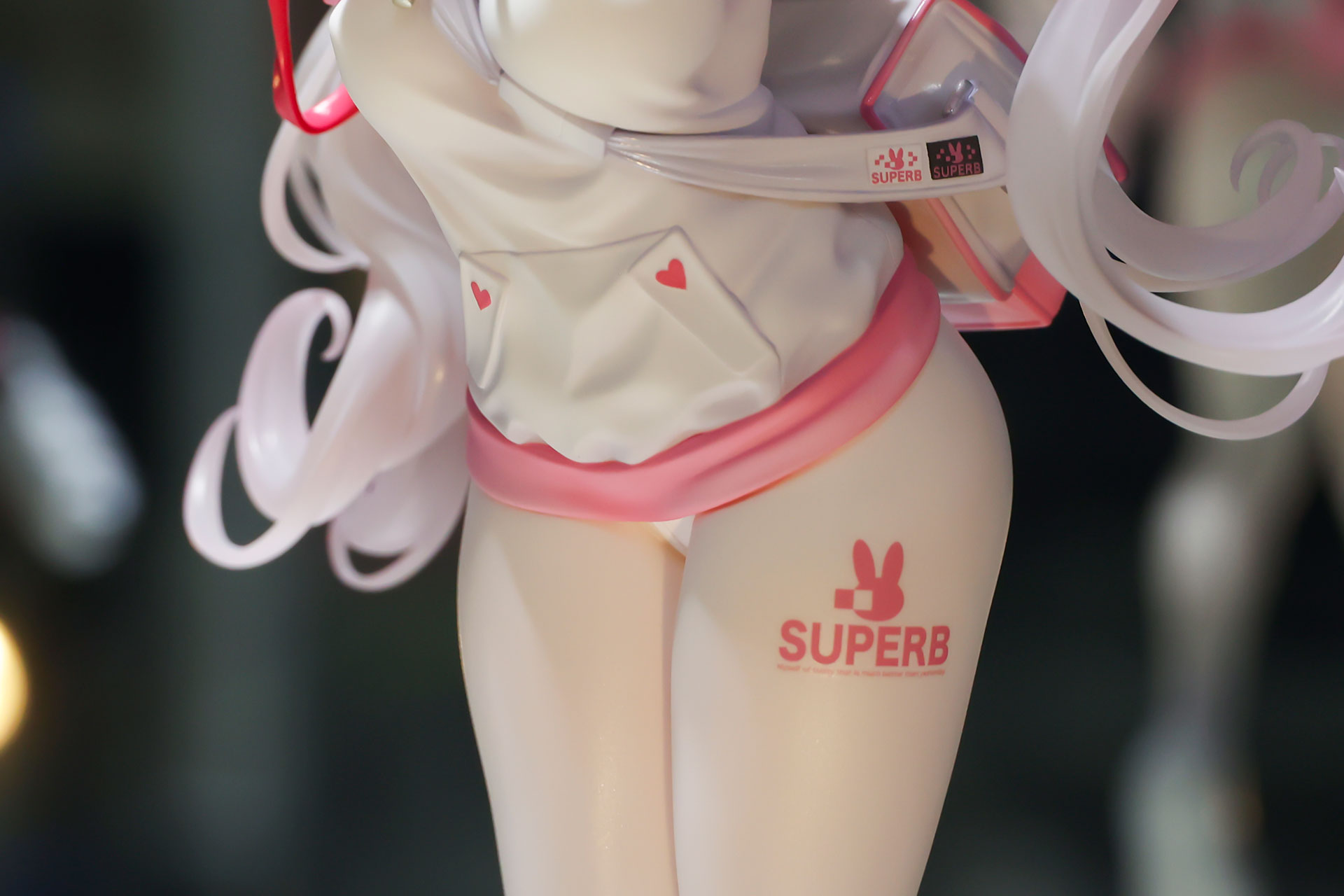 太もも辺りにはロゴマークが付けられている