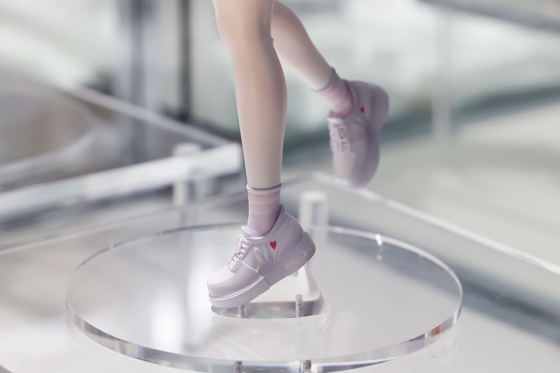 シューズにはハートマークが描かれている