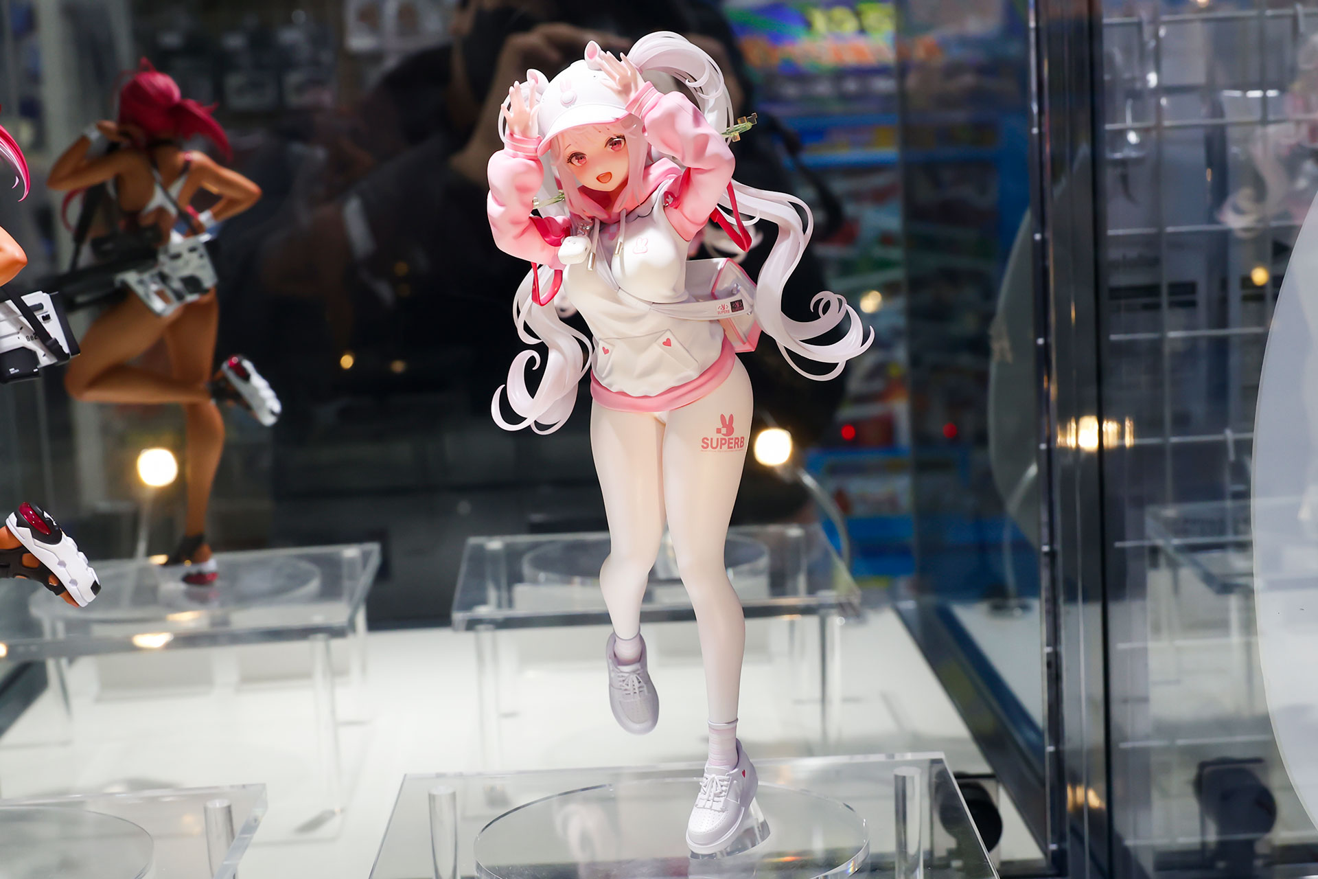 フィギュアの素材はPVCで、台座部分を含む全高は約250mmだ