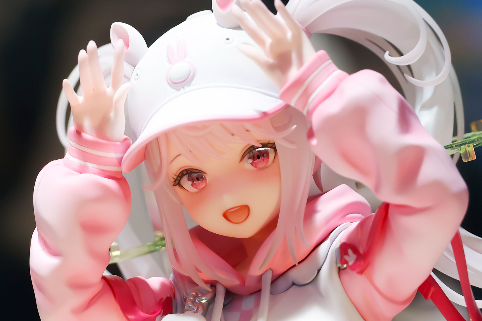 まるでイラストのような繊細な表情をしたアリス