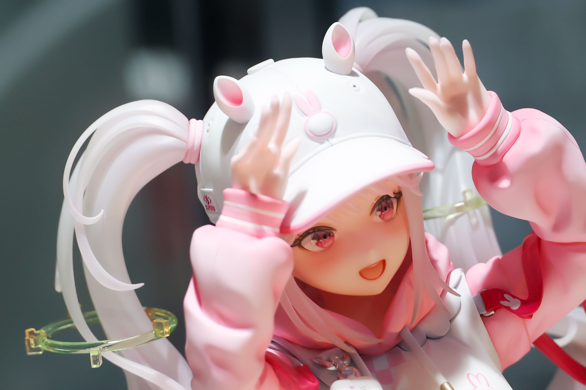 頭に被った帽子のデザインもユニークだ