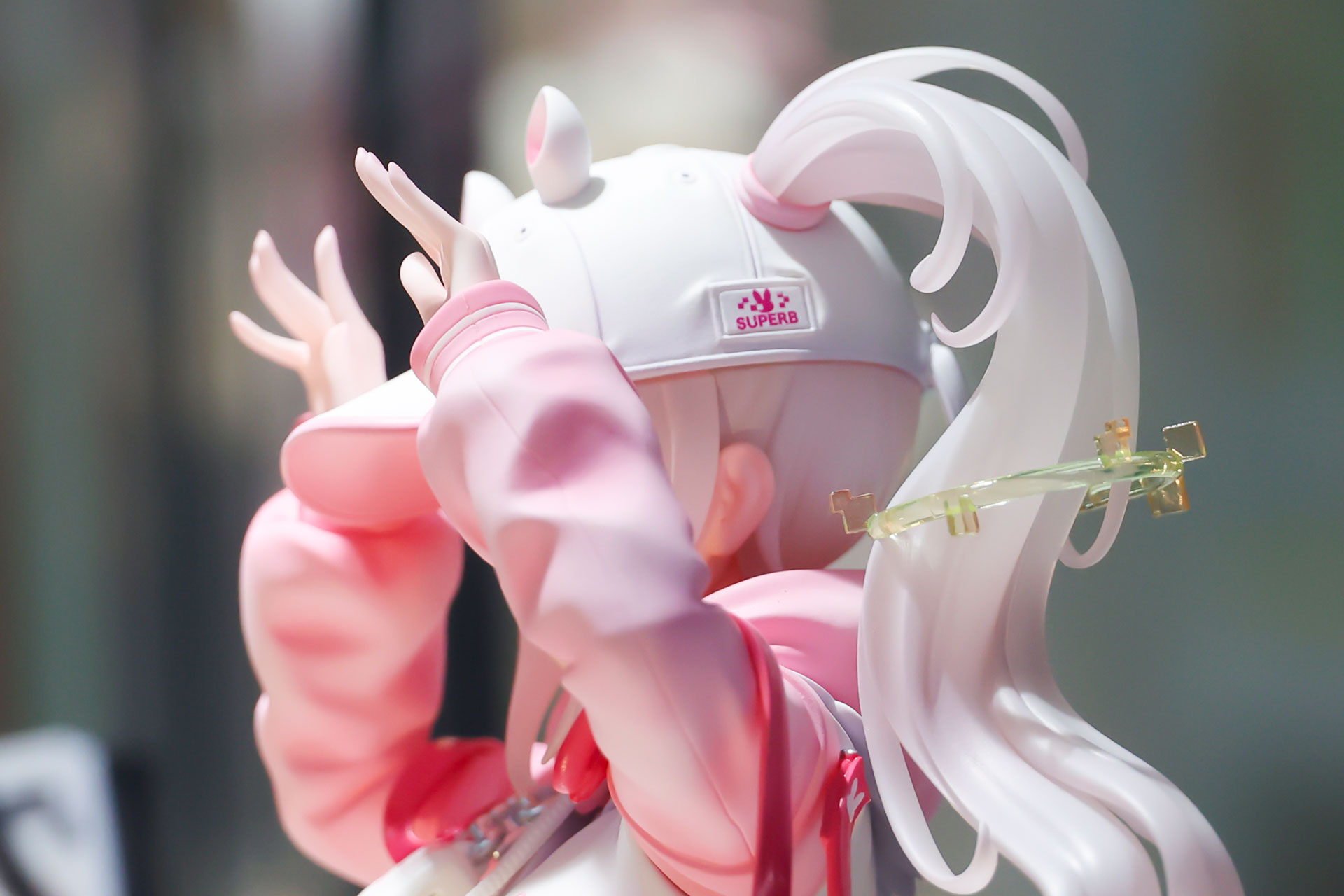 ツインテールの髪は、帽子から飛び出している