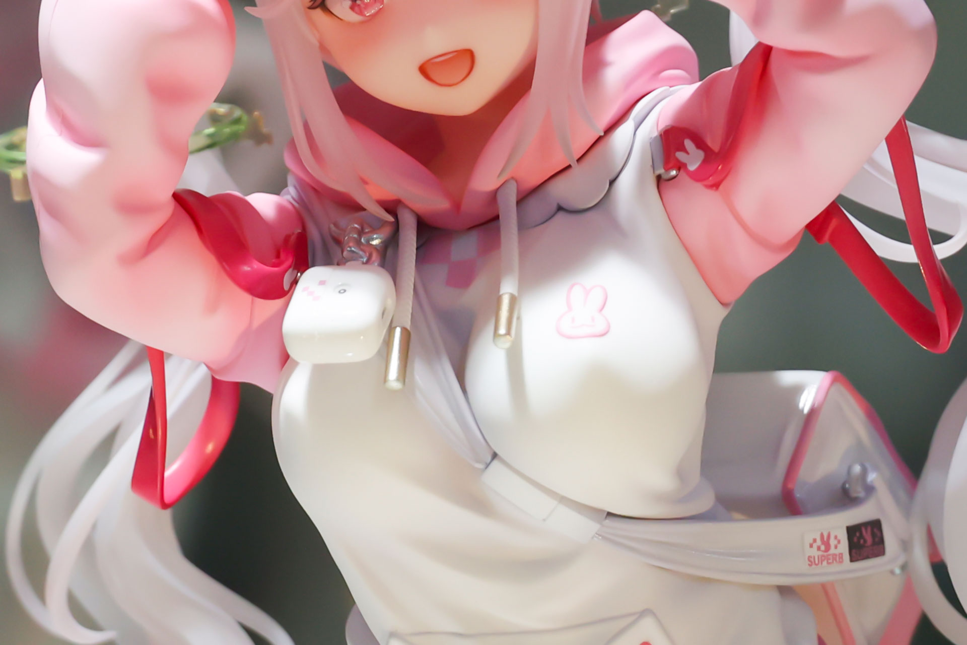 白とピンクのパーカーはふんわりとした素材感が良く出ている