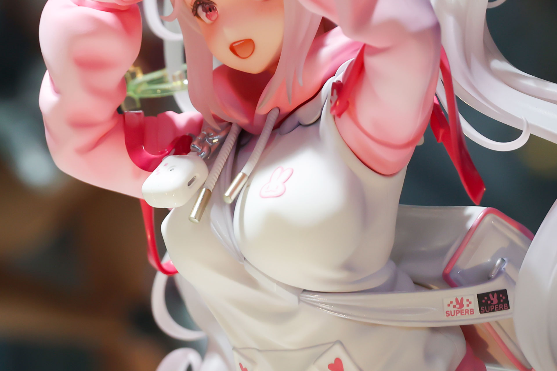 バッグの紐部分に付けられたマークなども再現されている