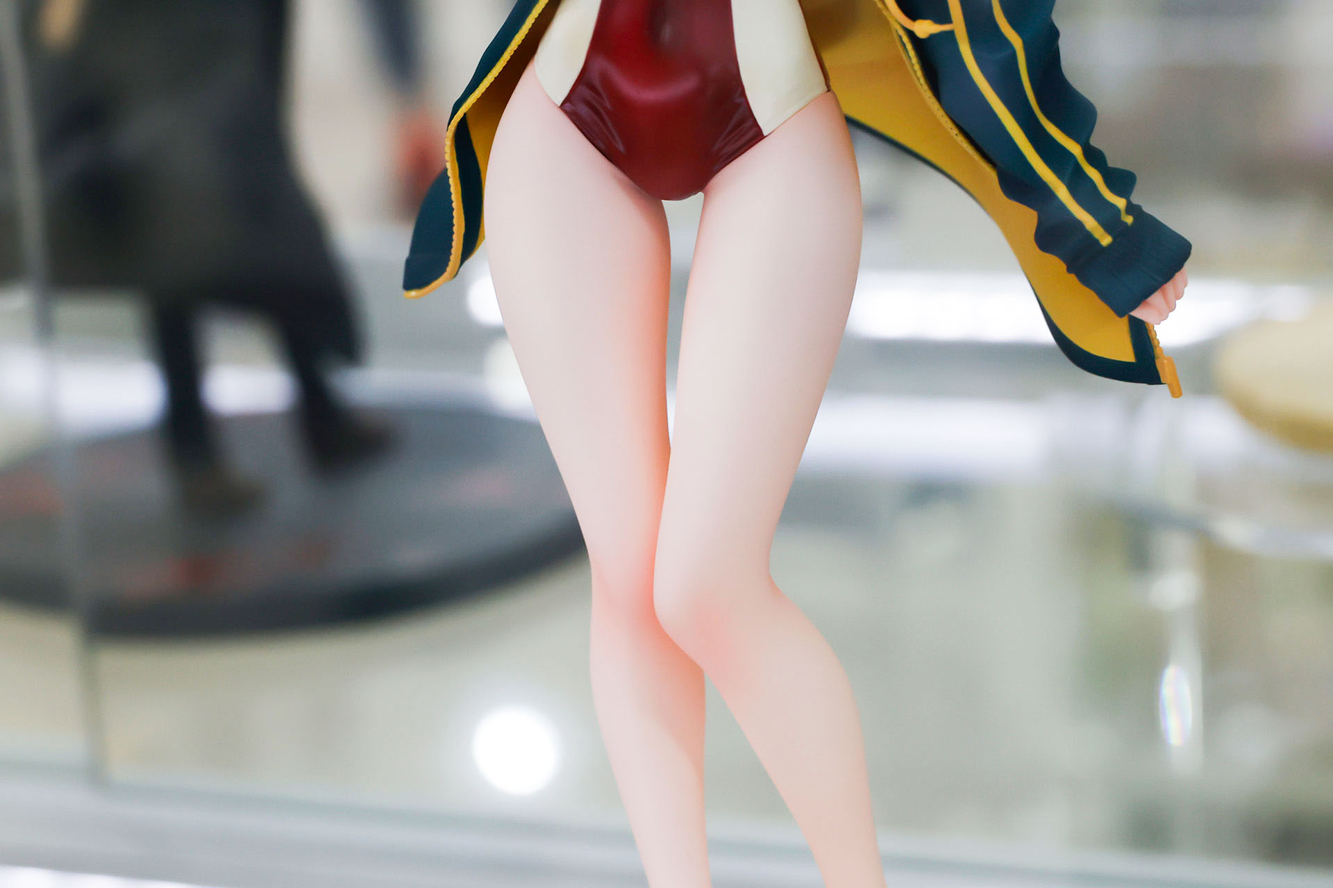 少し内股気味にしたポーズも素晴らしい