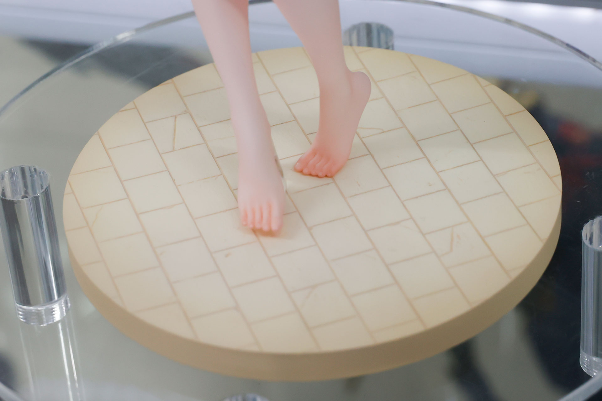 台座もプールサイドをイメージしたものになっている