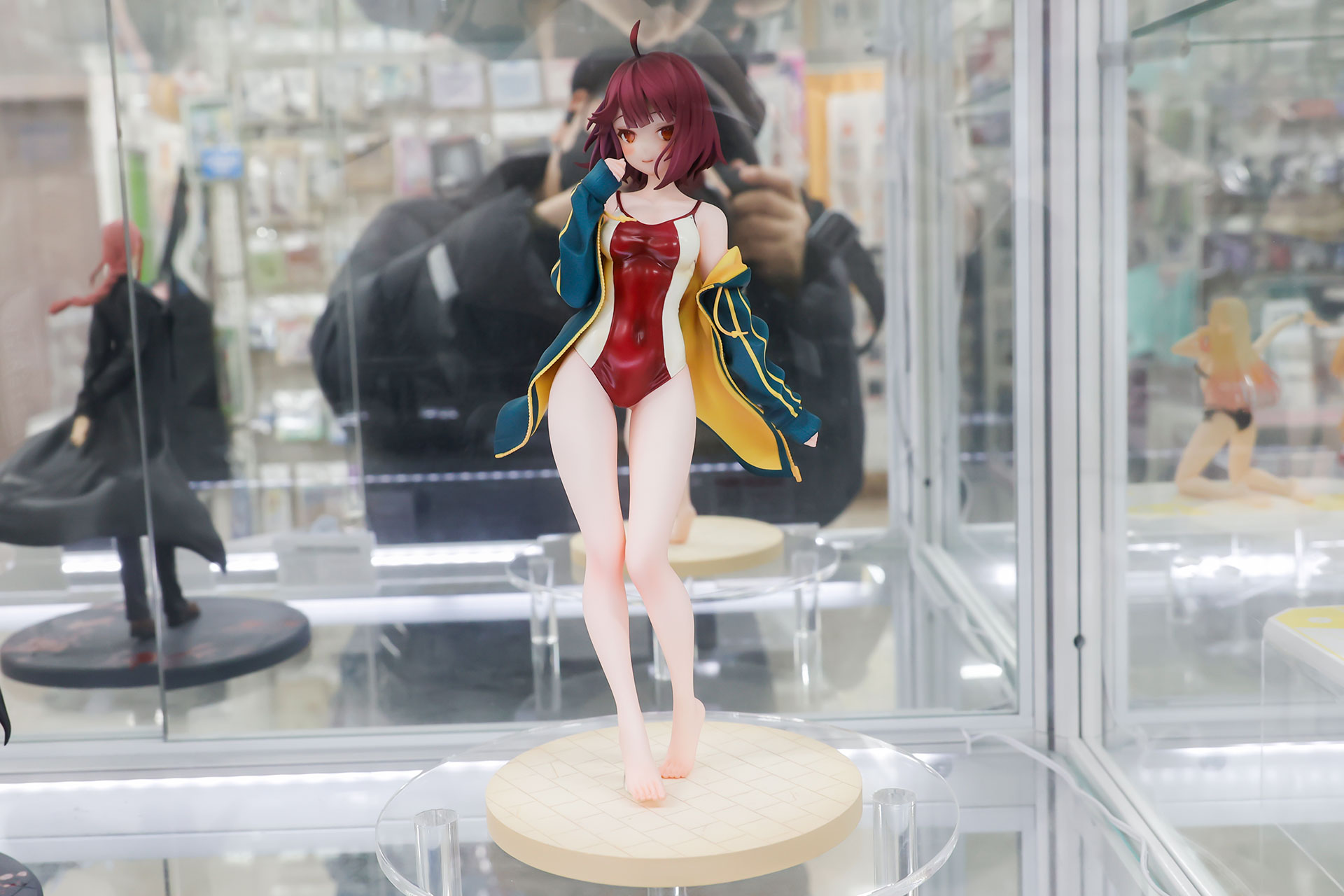 フィギュアの素材はPVCで、台座部分を含む全高は約250mmだ