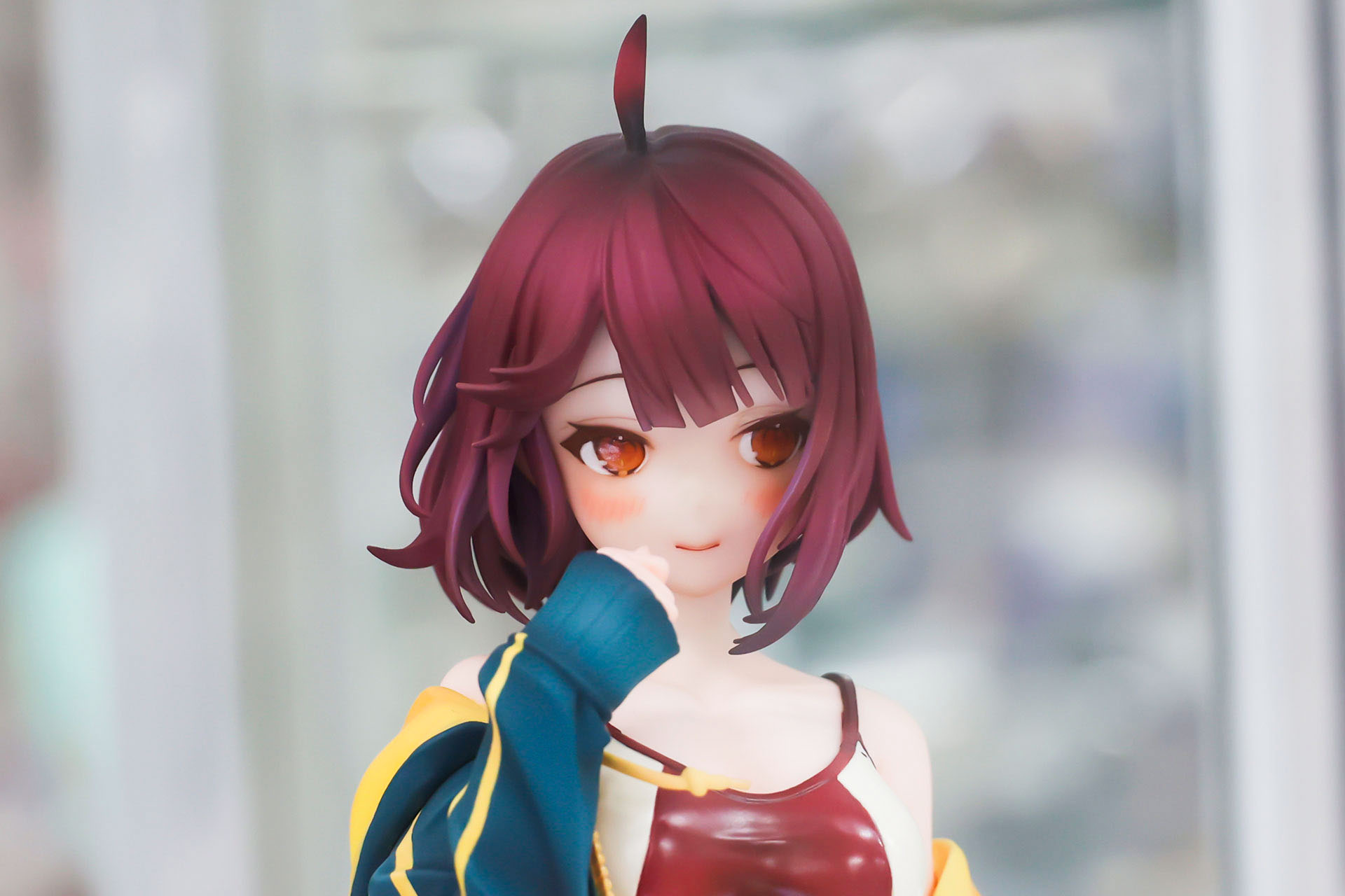 頬はほんのり赤らんでいる