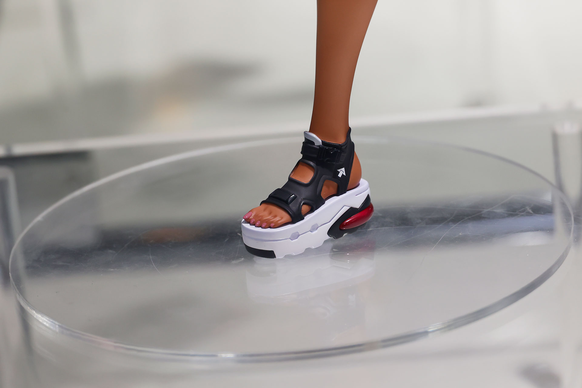 厚底のスニーカーのようなサンダルだ