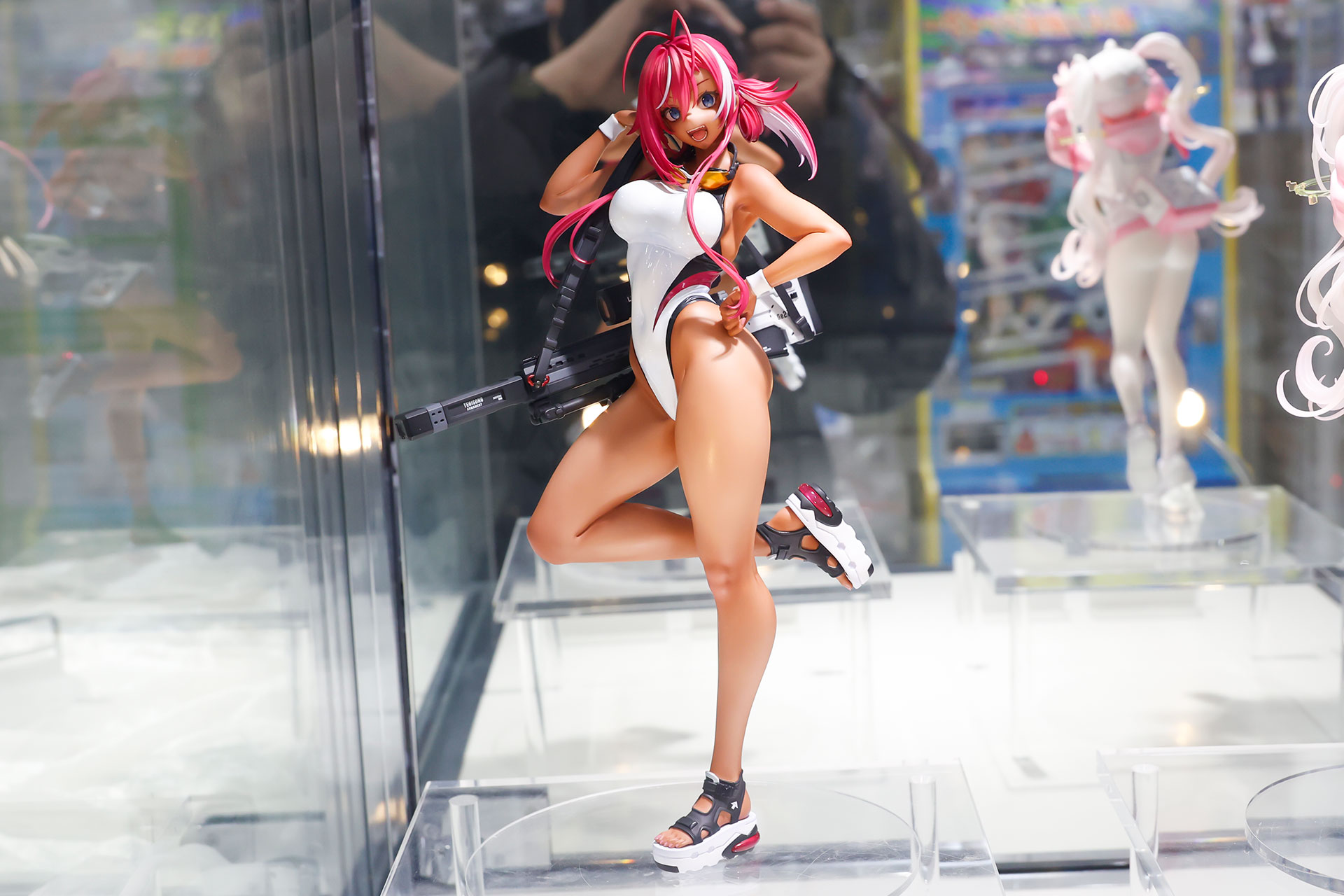 フィギュアの素材はPVCで、台座部分を含む全高は約255ミリメートルだ