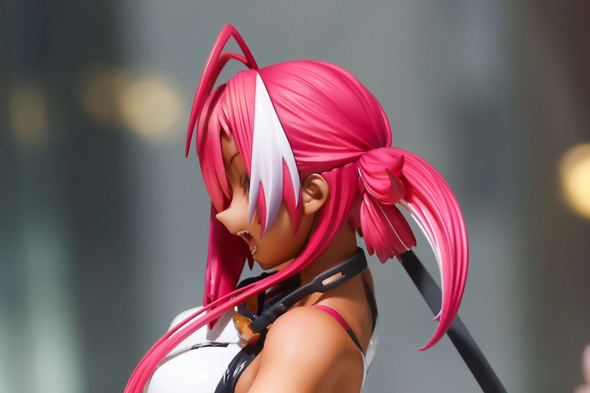 ピンクの髪に白いメッシュが入っているところもクールだ