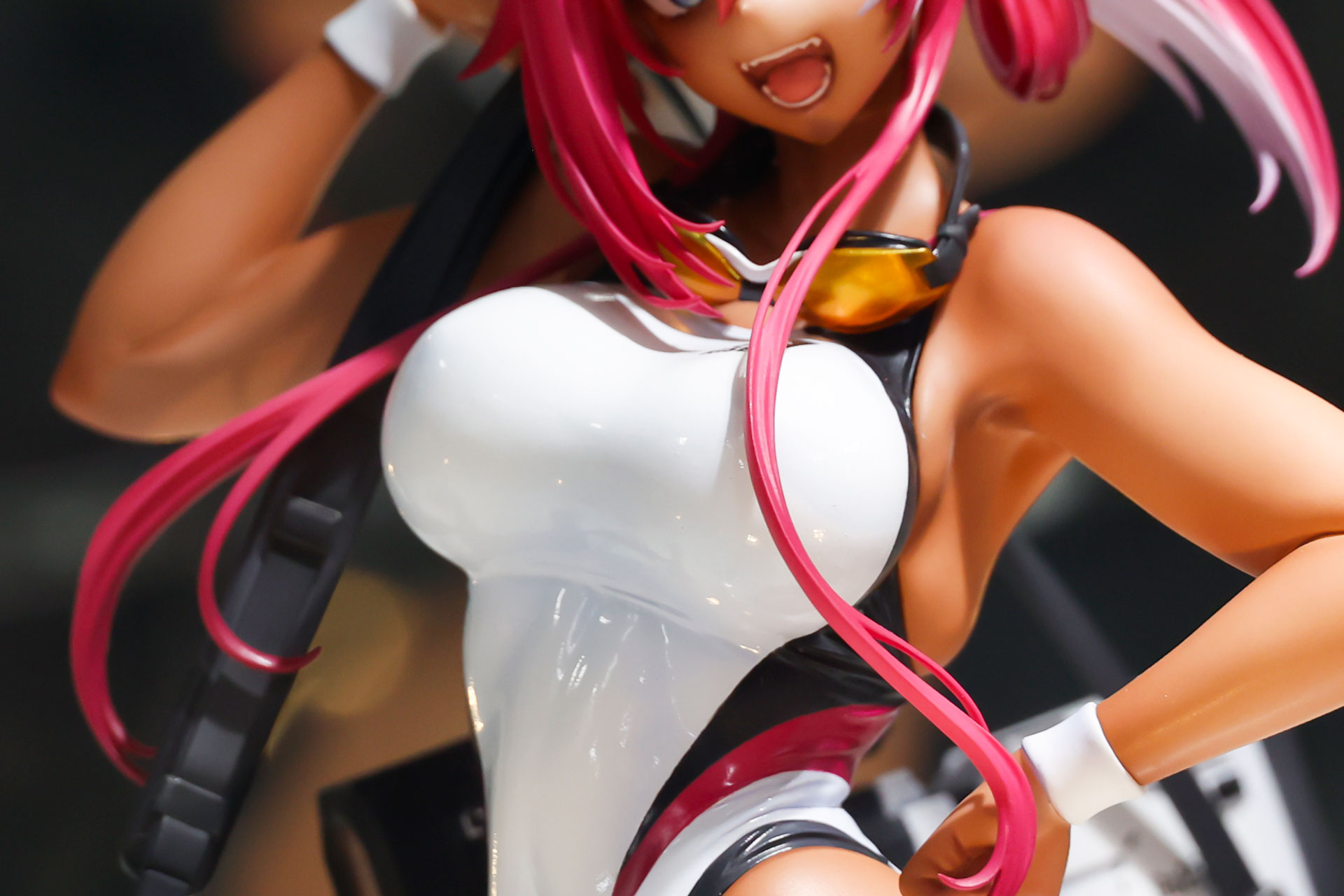 水着の白い部分はまるでアーマーのような印象だ