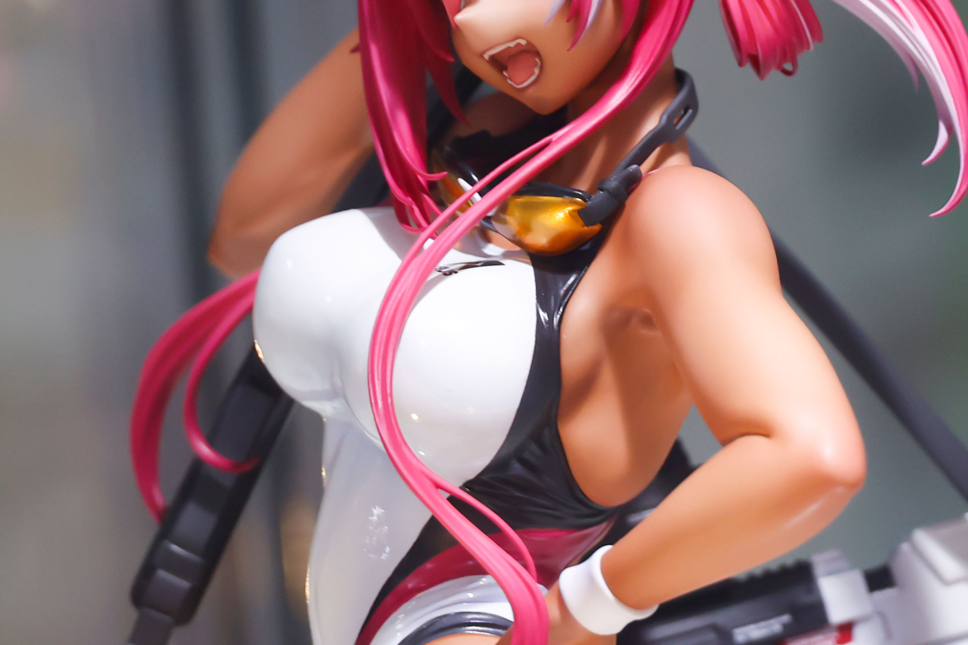 アスリートらしい筋肉質な肉体美