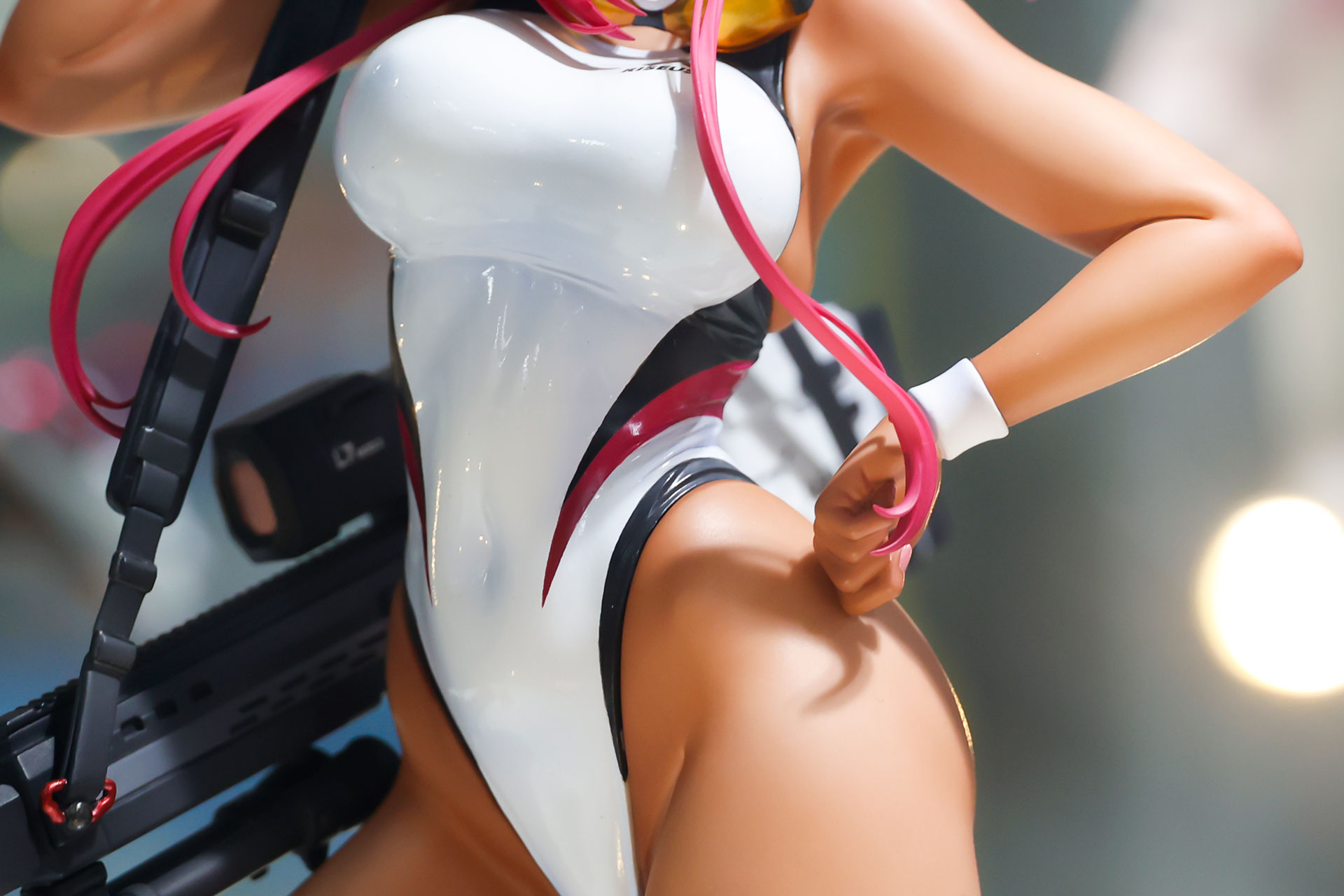 おへその窪みもクッキリと出ている