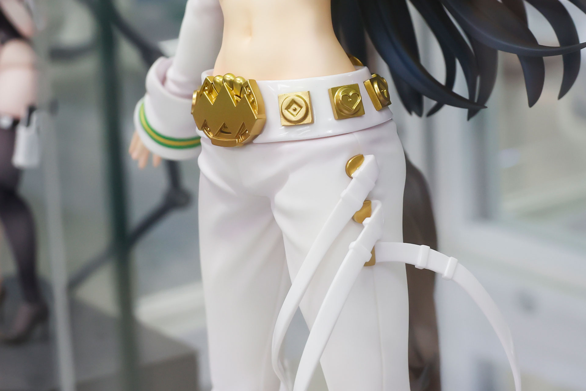 パンツからは紐が数本伸びている