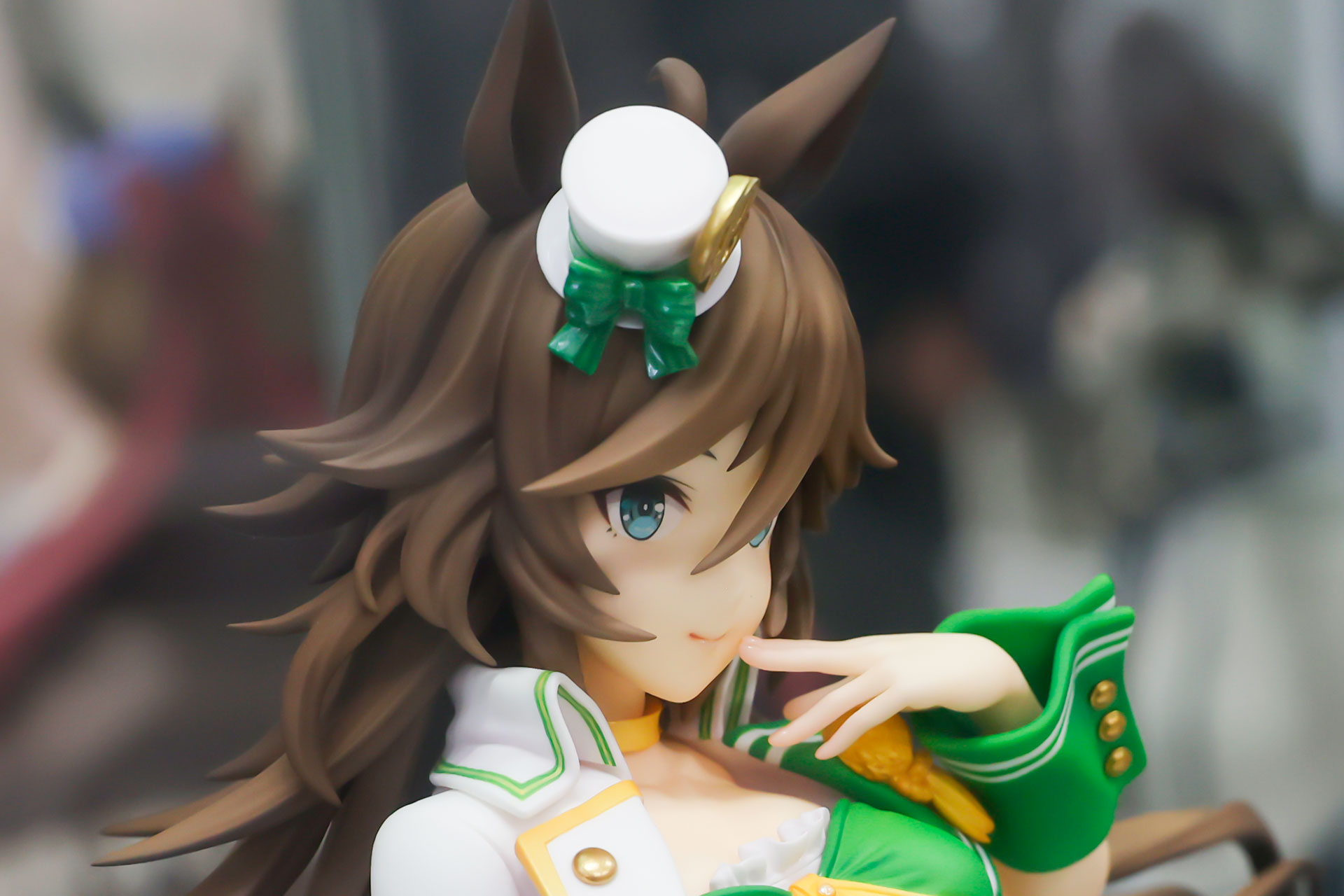 頭に取り付けられた小さな帽子もキュートだ