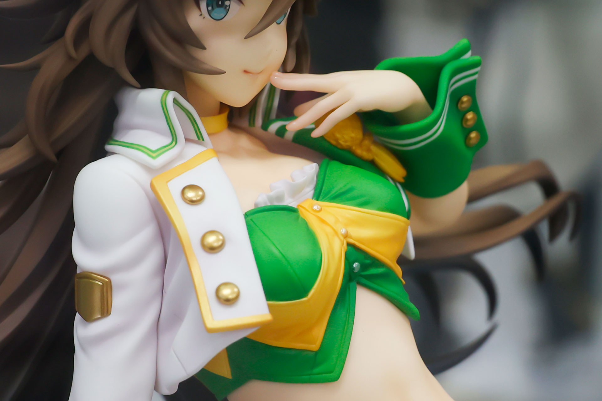 上着の丈は胸元ぐらいとかなり短めである