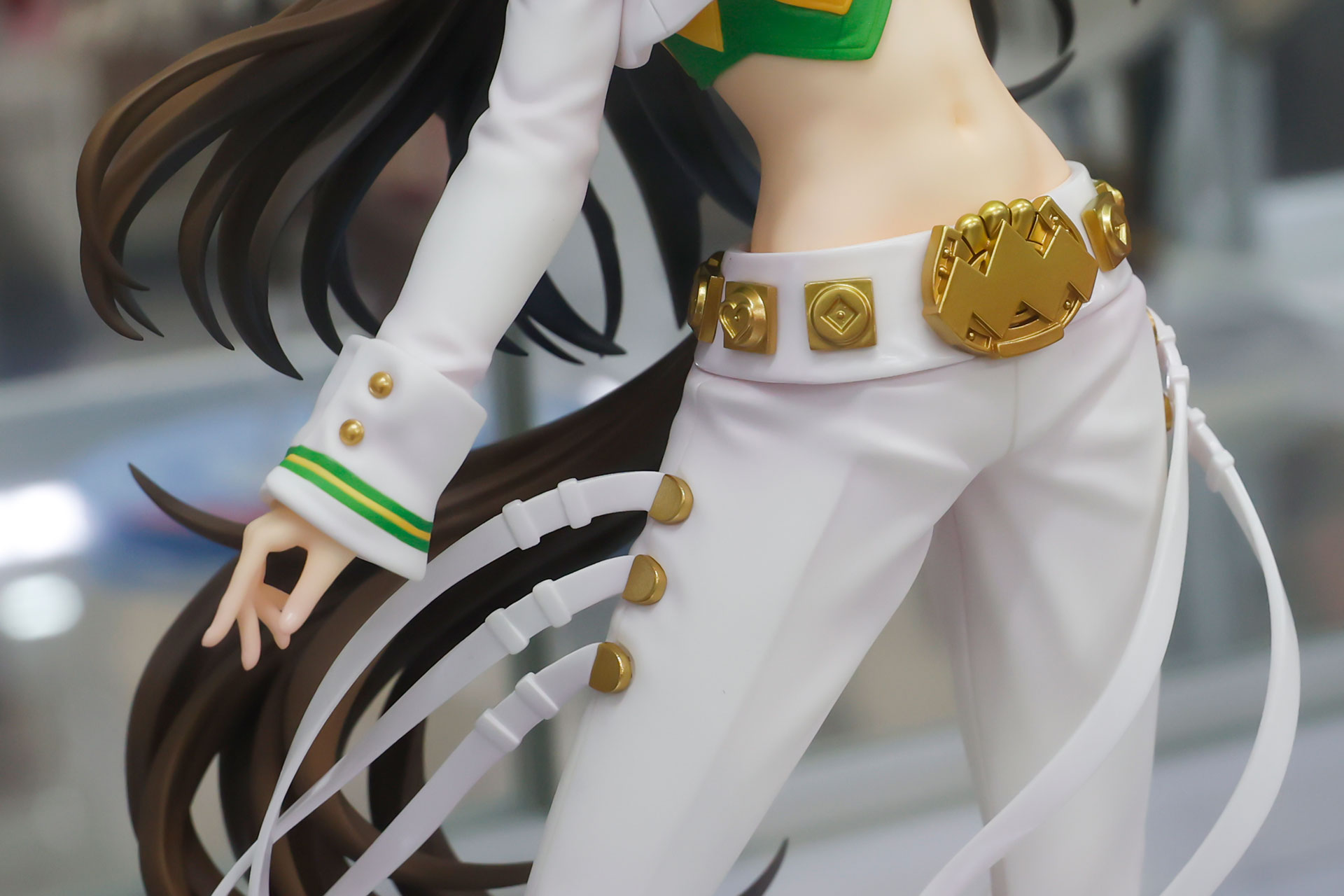 ベルト回りの装飾品も豪華だ