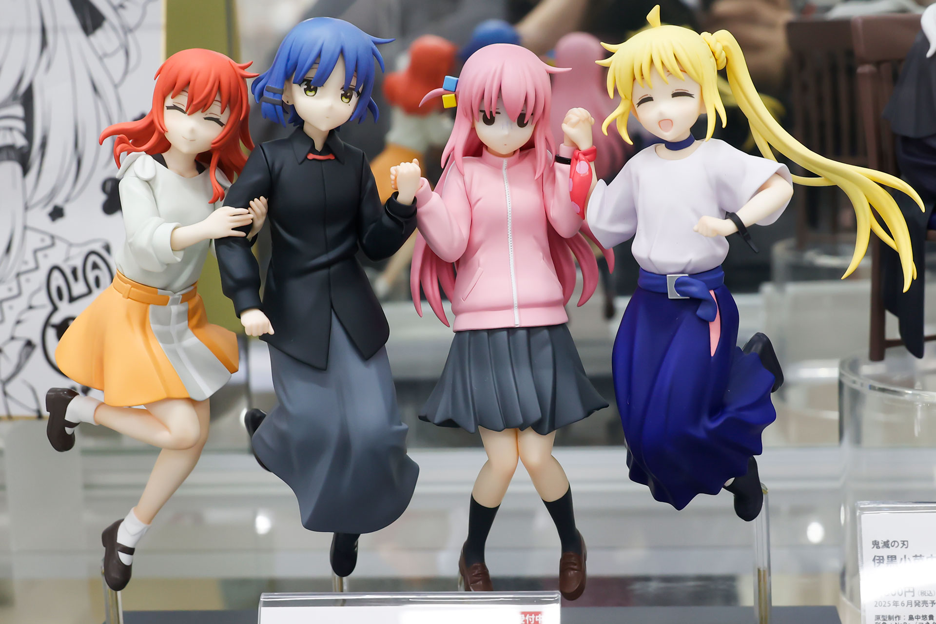 フィギュアの素材はPVCとABSで、台座部分を含む全高は約200mmだ