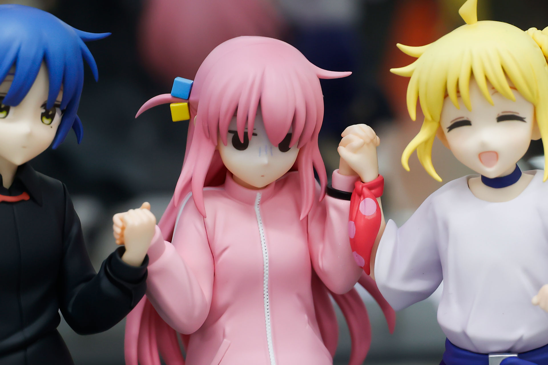 後藤ひとりは、山田リョウと伊地知虹夏のふたりから手を握られている