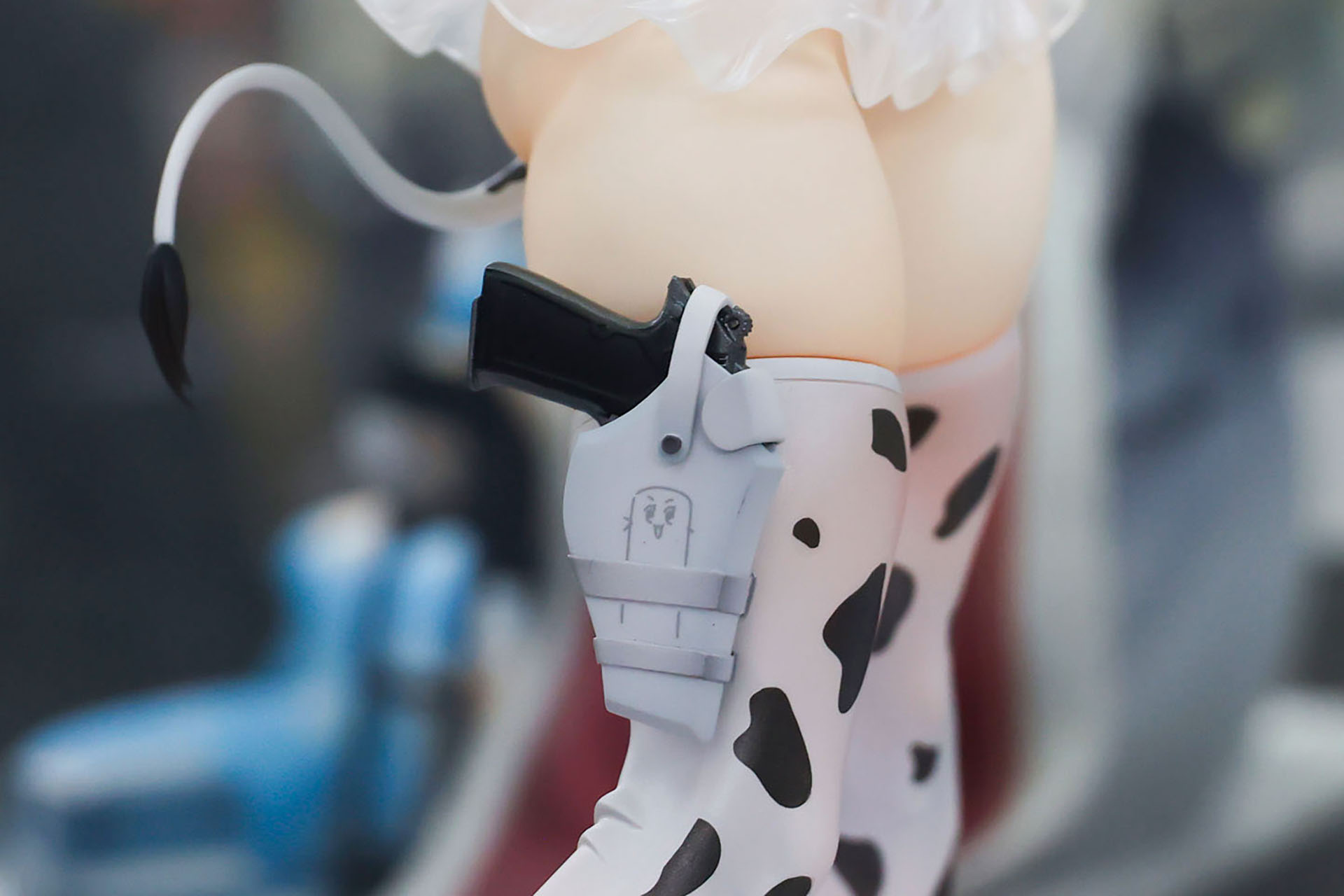 太もも辺りには、銃が装備されている