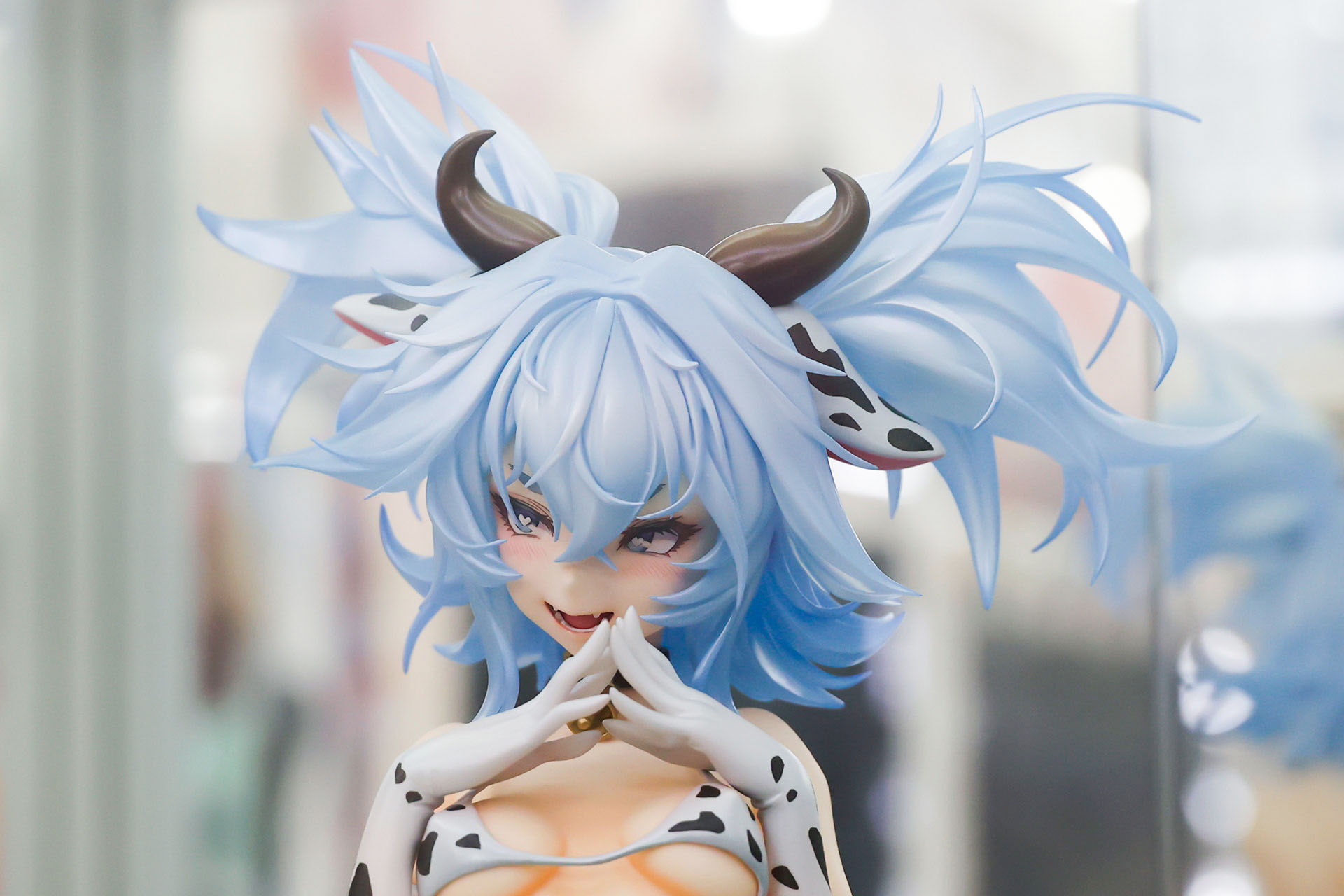 少し恥ずかしがっているような表情がかわいらしい