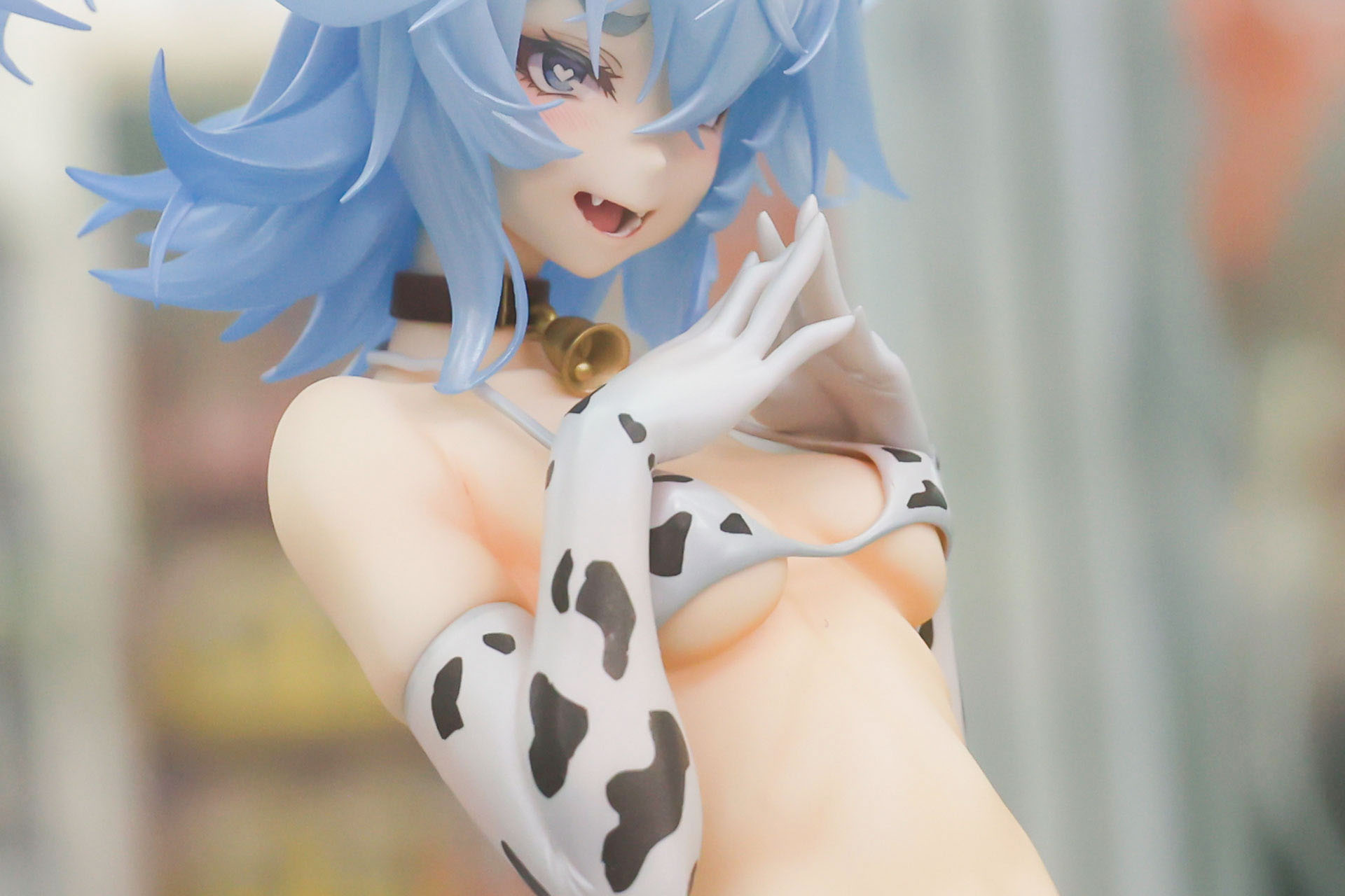 腕には牛柄の衣装が着けられている