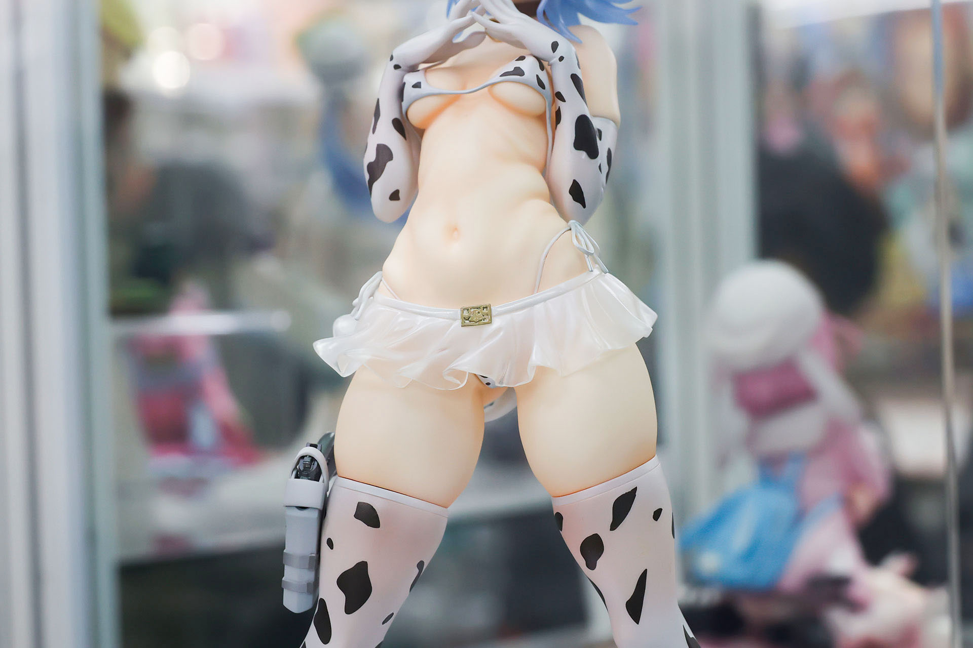 もはや布の面積の方が小さい