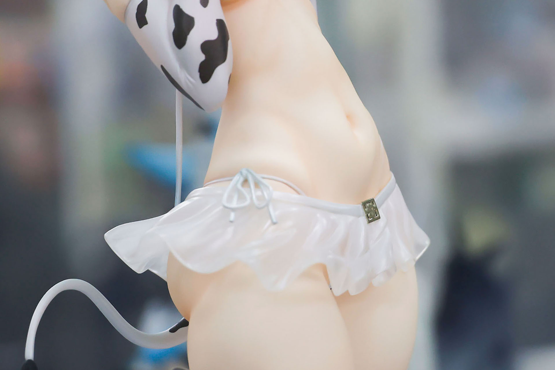 セクシー度がより増して見えるシースルーのミニスカート