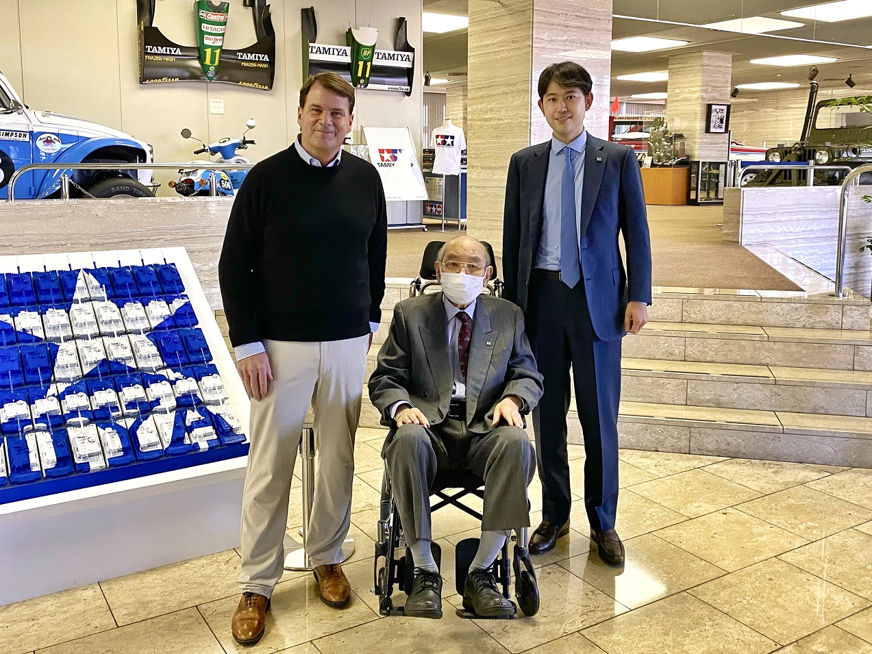 向かって左から、ジム・ファーリー氏、田宮俊作取締役会長、田宮信央取締役社長