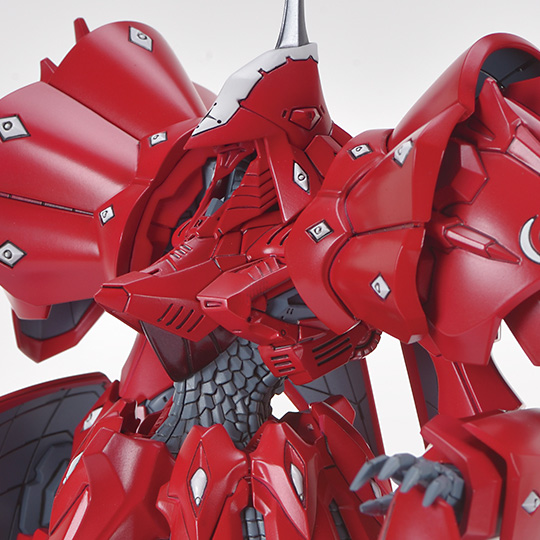 頭部は戦国武将の面頬を彷彿させるフェイスパーツや頬あてが特徴。腹部は通常の騎体よりも緻密な面構成で、あたかも鎖帷子のようなデザイン