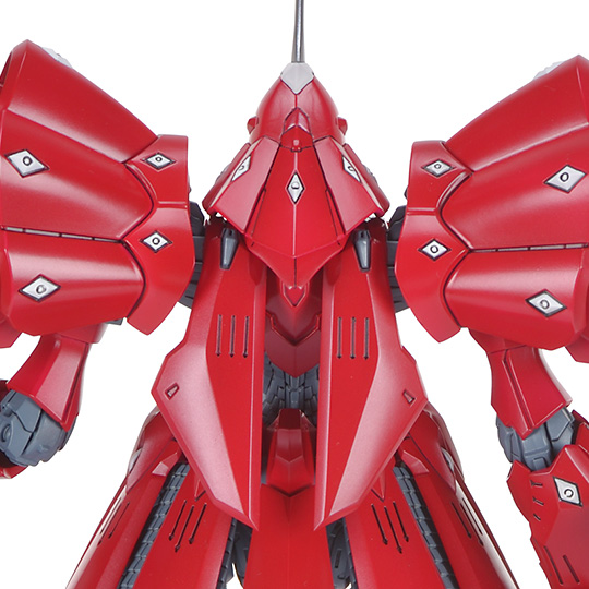 後頭部には首周りを覆う兜の錣（しころ）を彷彿させる外装が施されている。背面の装甲はF型では標準装備だが、アトキ戦のラルゴ騎では軽量化のため外されていた