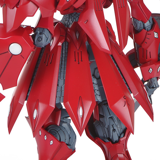 スカートアーマーは鎖帷子状の内部装甲との二重構造。位置決め用に固定されたリア中央アーマー以外はそれぞれ独立可動