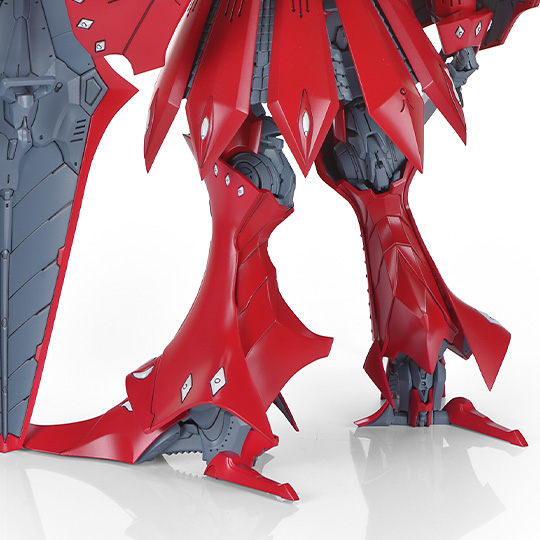 膝裏にある新機構の膝関節は、情報量たっぷりのデザインと可動を見事両立。足首にはABSOMEC機構を新規追加し、接地性と保持力を確保している