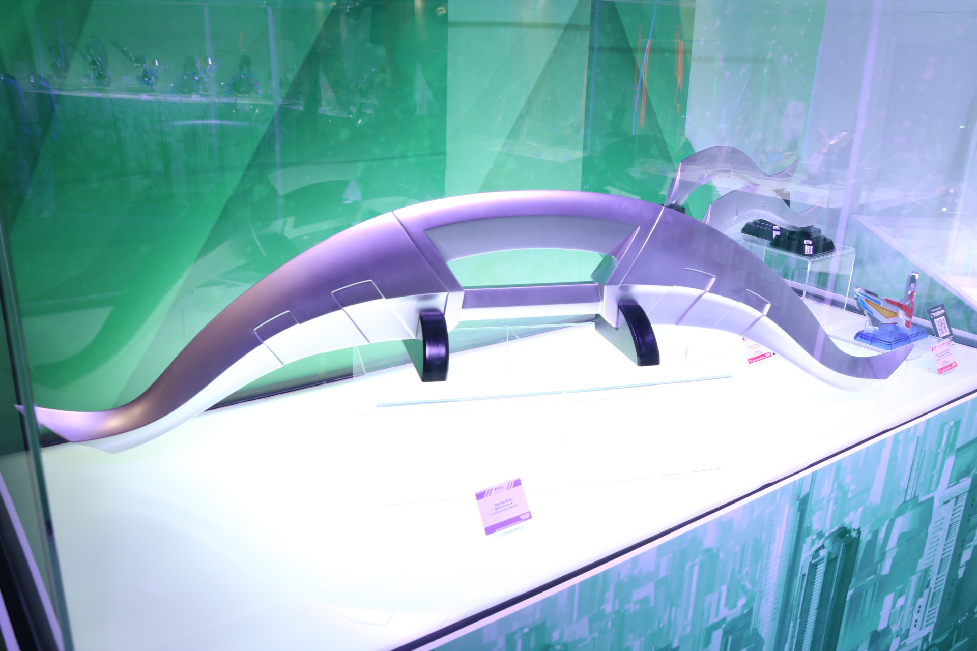 巨大な「ウルトラレプリカ ゼロツインソード」の参考展示