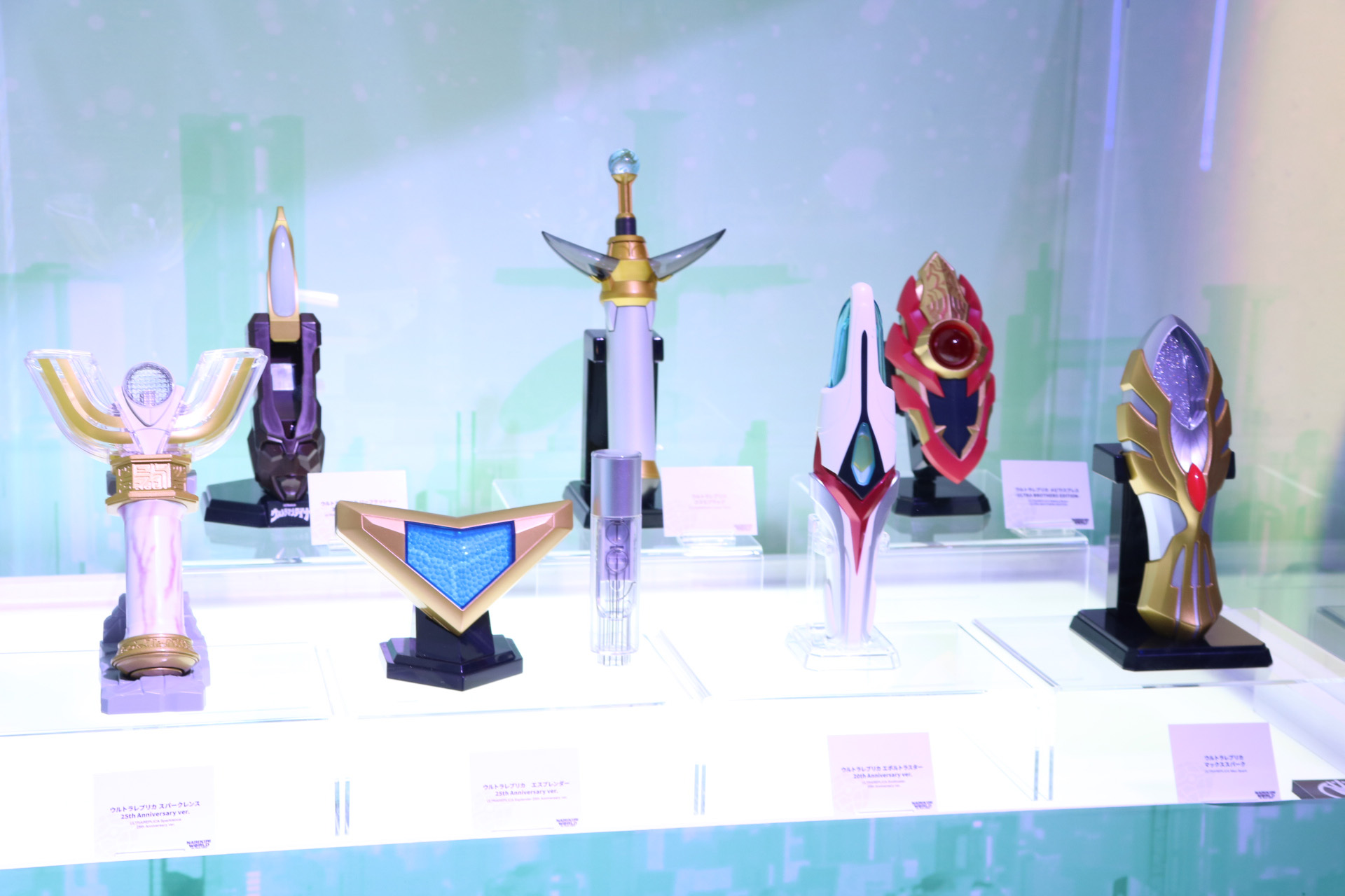 「ウルトラマンティガ」から「ウルトラレプリカ スパークレンス」など平成ウルトラマンの変身アイテムも展示