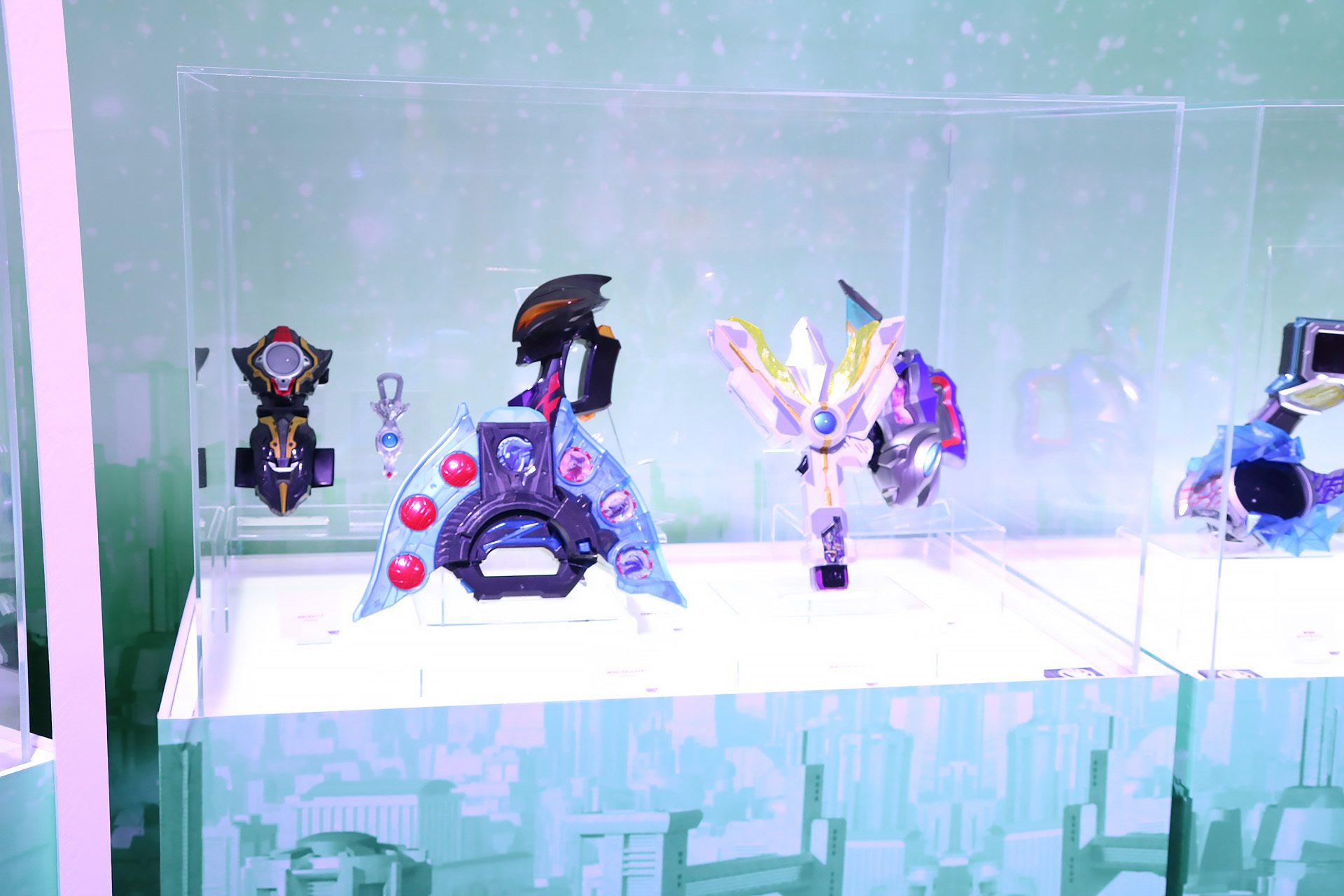 新アイテム「DXウルティメイトブレスレット＆ニュージェネブローチ」も展示