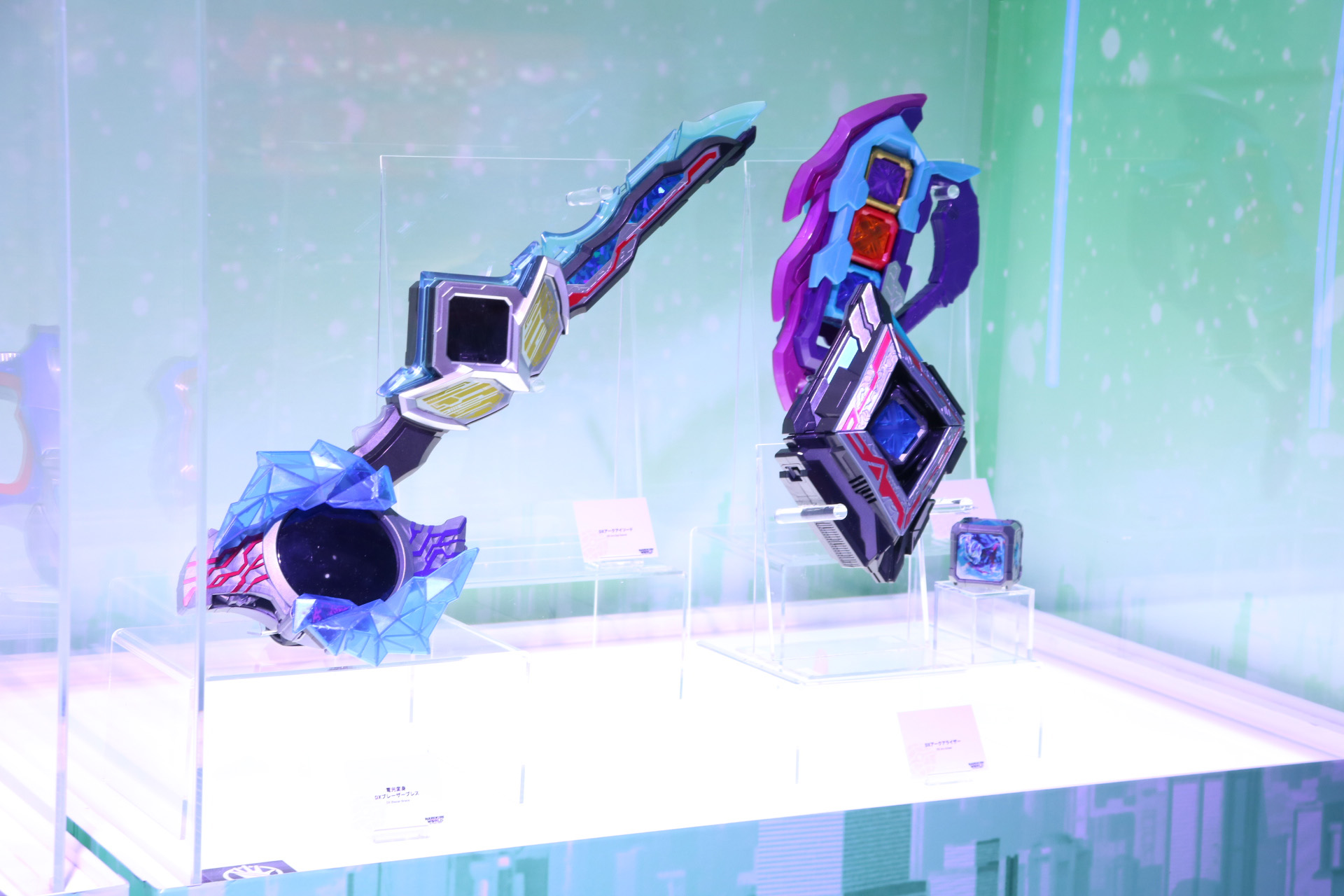 新アイテム「DXウルティメイトブレスレット＆ニュージェネブローチ」も展示