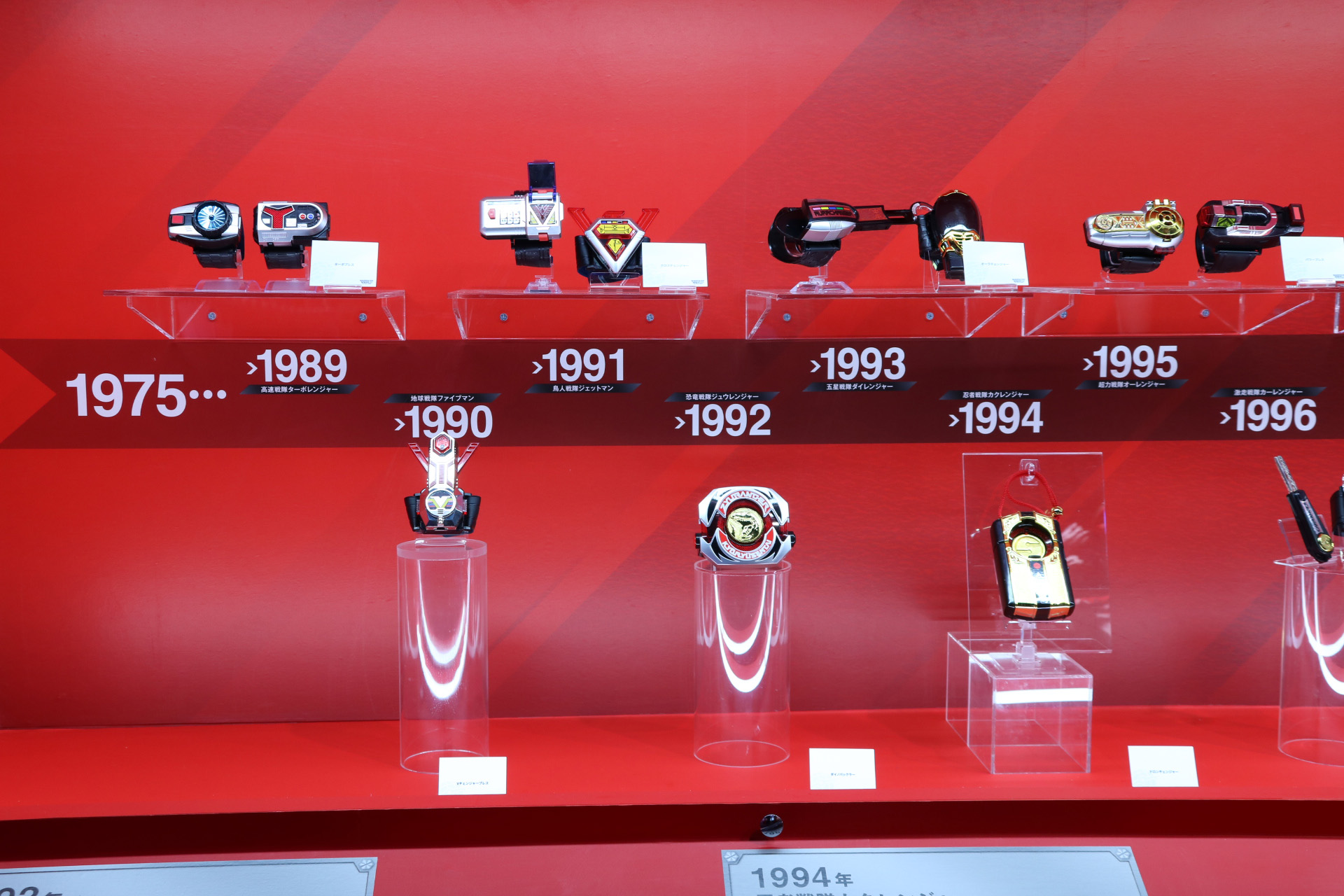 「爆上戦隊ブンブンジャー」からブンレッドの巨大展示も