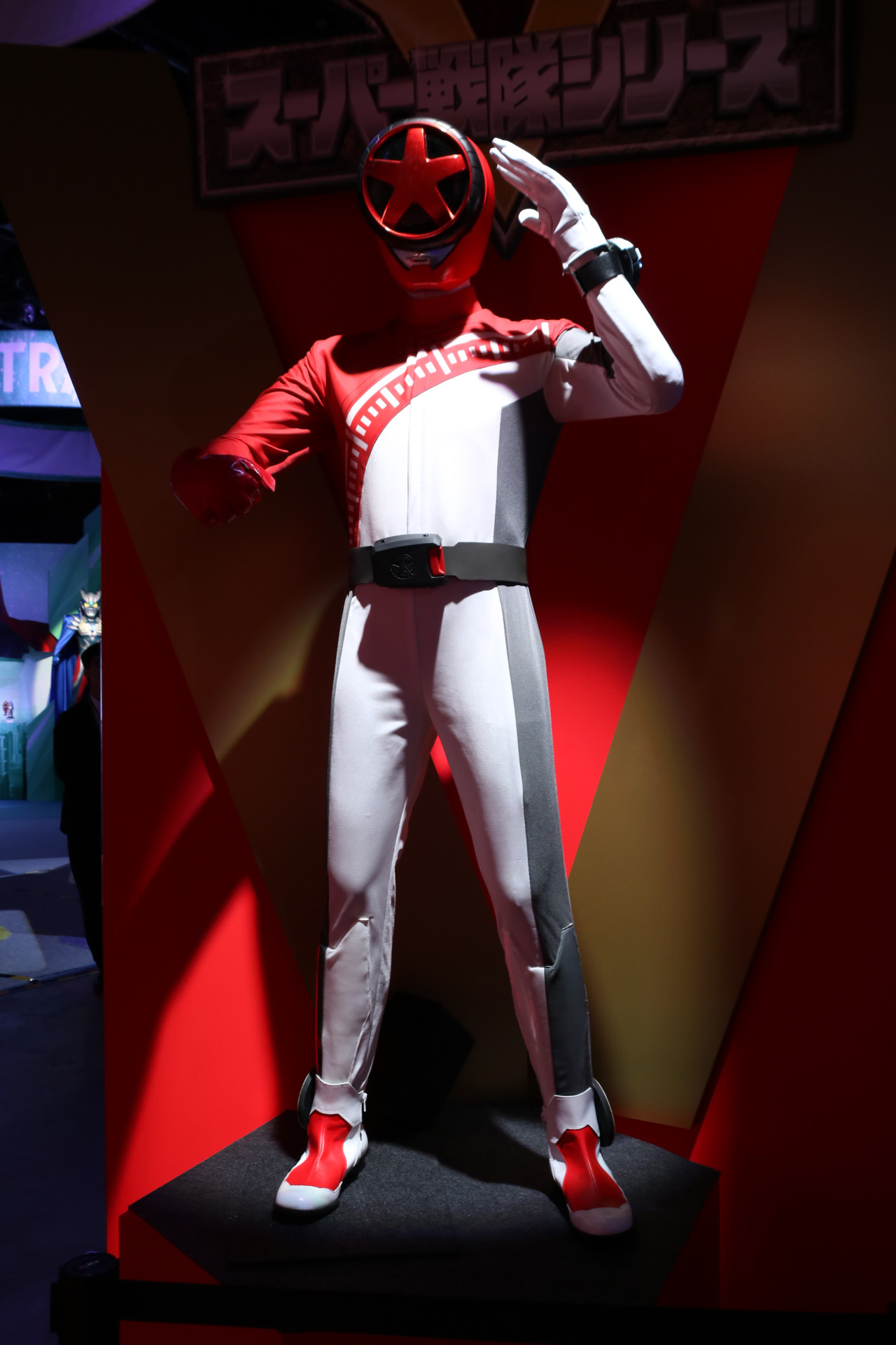 「爆上戦隊ブンブンジャー」からブンレッドの巨大展示も