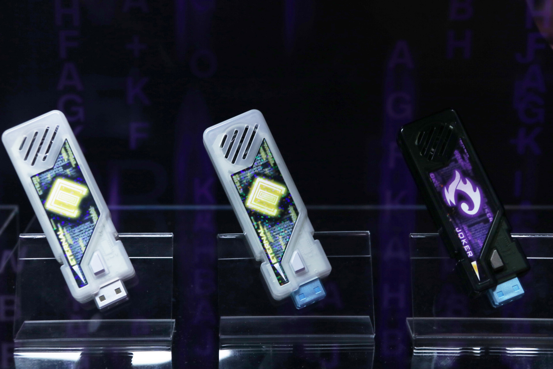 「エターナルメモリ」、T2ガイアメモリの「エターナルメモリ」、「ジョーカーメモリ」も展示